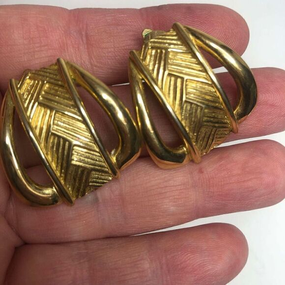 857 Trafari Goldtone signed elegant clip on bold 80's Earrings - Picture 1 of 2